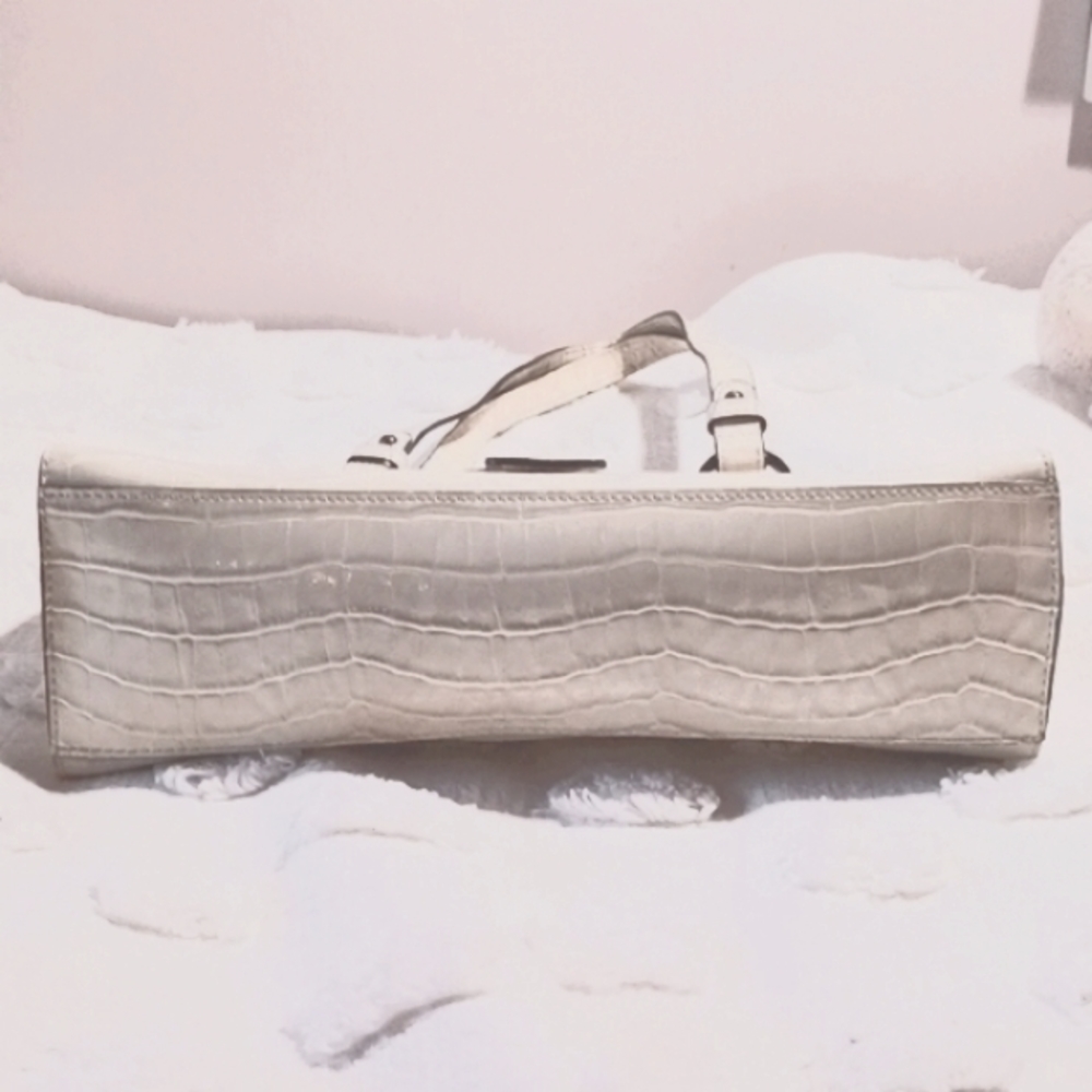 Gorgeous! 👑 GUESS Handbag  Faux Crocodile Design ⚜️ Patent Leather Look! - Picture 4 of 9